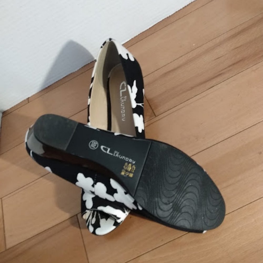 C.L. by Laundry: open toe wedge shoes. - Picture 4 of 5